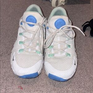 White and Blue women Nike Free Metcon 4